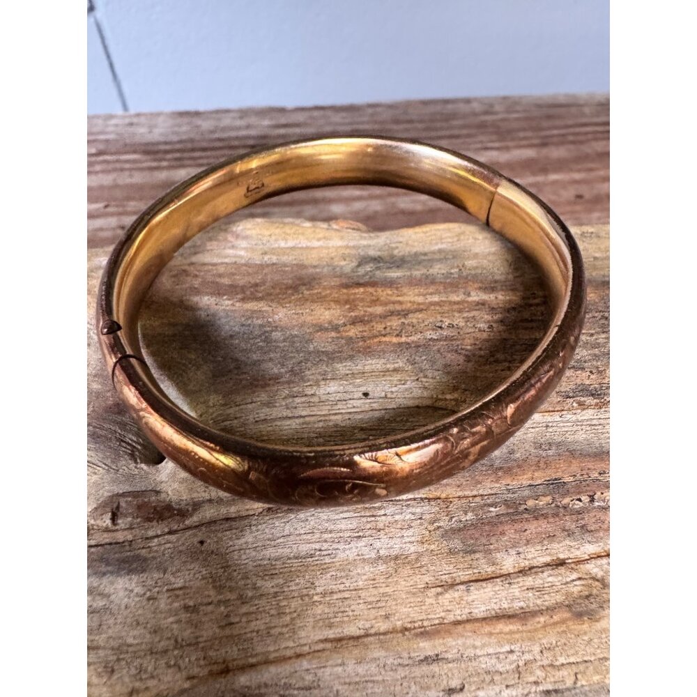 Victorian MH Co 12k Gold Shell Floral Repousse Hinged Bangle Bracelet - Picture 3 of 6